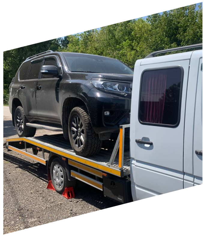 Автомобіль на платформі евакуатора